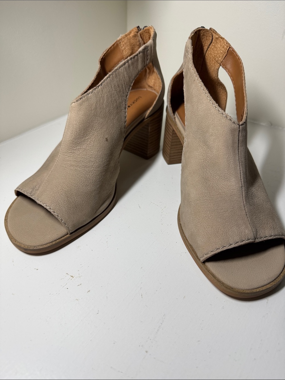 Lucky Brand “Saimy” tan suede heeled peeptoe zip up sandals. 9.5. 41.